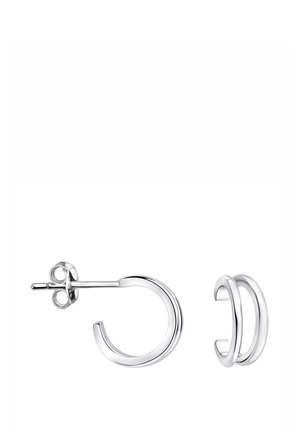 Paire de petites boucles d'oreilles anneaux en argent, l'une avec tige et fermoir papillon, l'autre un design double boucle sans fermoir.
