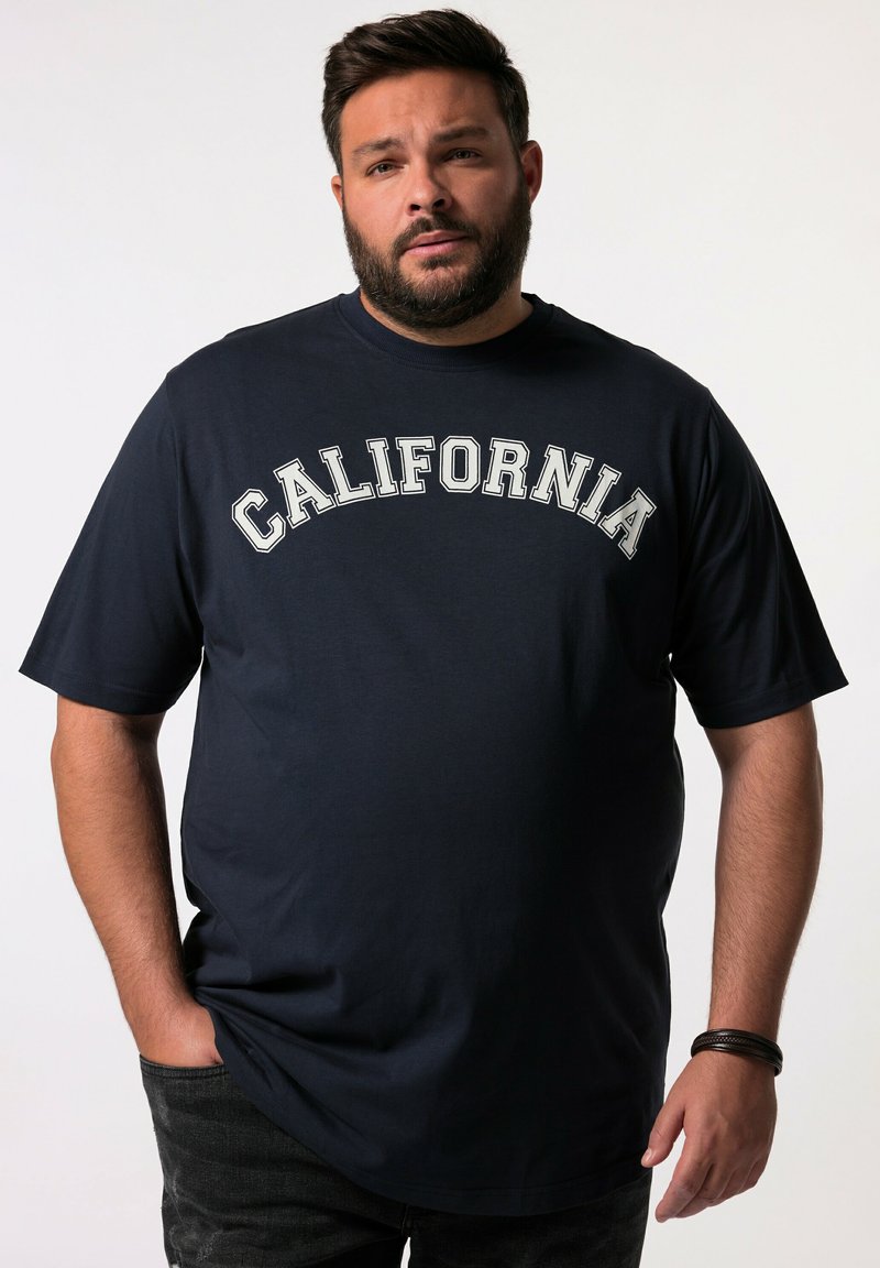 Námořnická modrá bavlněná tričko s nápisem "CALIFORNIA" v bílém zakřiveném písmu. Krátké rukávy, kulatý výstřih, volný střih, hladká textura.