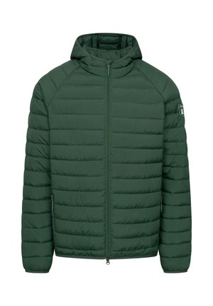 Chaqueta acolchada verde oscuro con acolchado horizontal, cremallera frontal completa, capucha y una pequeña etiqueta en la manga izquierda.