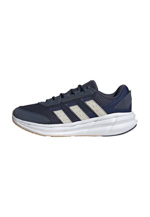 Baskets de sport bleu marine avec des accents beige clair. Tige en mesh, design à lacets et semelle blanche épaisse marquée "CLOUDFAIR". Respirantes et légères.