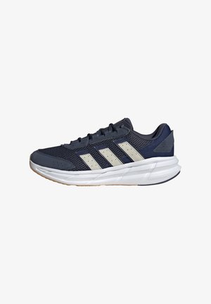 Scarpe sportive blu navy con accenti color beige chiaro. Parte superiore in mesh, design con lacci e una spessa suola bianca contrassegnata "CLOUDFAIR." Traspiranti e leggere.