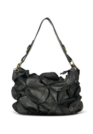 Sac à main en cuir noir avec des superpositions texturées en forme de pétales, une bandoulière simple et des ferrures métalliques dorées sur fond blanc.