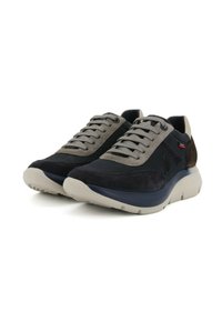 Zapatillas deportivas en navy y gris que combinan materiales de malla y ante, con cordones planos y una suela gruesa beige. Detalle de logo acentuado.