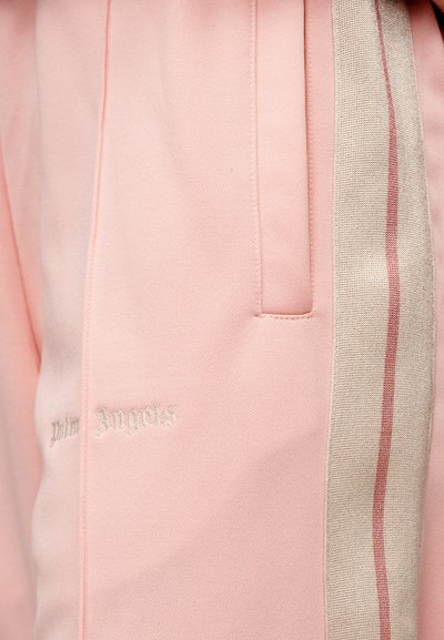 Ροζ αθλητικό παντελόνι με πλαϊνές τσέπες, που διαθέτει μπεζ ρίγα και διακριτικό ροζ τονισμό. Το «Palm Angels» είναι κεντημένο με ανοιχτό νήμα.