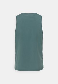 Camiseta atlética sin mangas en un color teal apagado. Fabricada con un tejido ligero y con un patrón texturizado en toda su superficie, diseñada para la transpirabilidad.