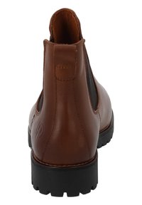 Botín Chelsea de cuero marrón con suela de goma negra texturizada y paneles elásticos laterales. Cuenta con una pestaña en la parte trasera para facilitar su colocación.