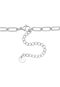 Bracciale in argento a catena con anelli ovali, chiusura a moschettone e catena regolabile con un charm circolare. Texture liscia, design moderno.