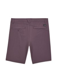 Paarse herenshorts met twee achterzakken, waarvan één met knoop, riemlussen en een klein zwart Volcom-logoplaatje op de rechterzak.