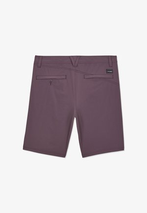 Shorts pour hommes violets avec deux poches arrière, dont une avec bouton, passants pour ceinture, et un petit patch logo Volcom noir sur la poche droite.
