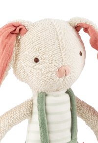 Ein Plüschkaninchen-Spielzeug mit einem strukturierten cremefarbenen Körper, rosa Ohren und braunen Augen. Es trägt einen grünen Riemen und ein hellgestreiftes Hemd.