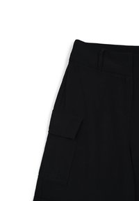 Pantalons cargo noirs avec une poche latérale, texture lisse et taille ajustée. Le tissu semble durable et léger.