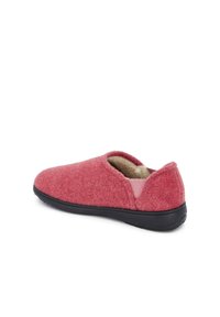 Rode vilten pantoffel met een ronde vorm, elastische inzet, zachte beige voering en een zwarte rubberen zool voor grip, met een minimalistisch ontwerp.