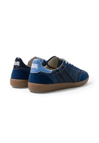 Paire de baskets en daim bleu foncé avec des accents en cuir bleu clair et noir, lacets blancs et semelles en caoutchouc marron sur fond blanc.