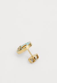Orecchini oro con design circolare. Caratterizzati da pietre decorative blu e chiusura a perno. Superficie liscia con finitura lucida.