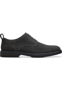 Zapato de ante gris con cordones, puntera redondeada, detalles de costura sutiles, un tacón bajo apilado y una suela de goma negra contrastante.