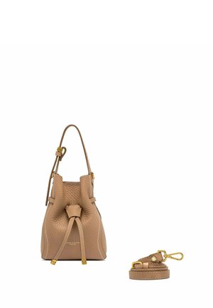 Petit sac seau en cuir beige texturé avec fermeture à cordon et bandoulière ajustable assortie séparée, garniture en métal doré.