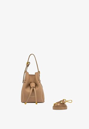 Piccola borsa secchiello in pelle marrone chiaro con trama, chiusura con coulisse e tracolla regolabile separata abbinata con finiture dorate.