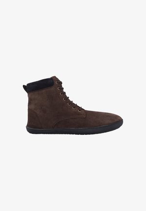 Brauner High-Top Schuh aus Wildleder mit schwarzem, gepolstertem Kragen, Schnürung vorne und schwarzer Gummisohle, seitlich auf weißem Hintergrund gezeigt.