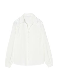 Blusa blanca de manga larga con cuello clásico, cierre de botones en la parte frontal y detalles de encaje texturizado en los hombros. Acabado de tejido suave.
