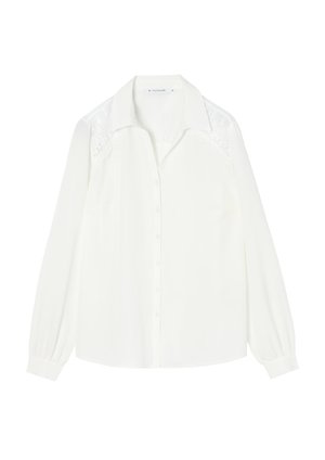 Bluză albă cu mânecă lungă, cu guler clasic, închidere frontală cu nasturi și detalii din dantelă texturată pe umeri. Finisaj de țesătură netedă.