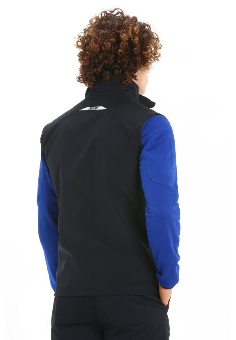 Veste softshell noire et bleue avec un col haut, des manches bleues texturées et un détail de logo réfléchissant au dos.
