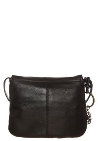 Svart läderaxelväska med mjuk textur, rektangulär form, justerbar rem, detaljer med knutna metalldelar och en central söm.