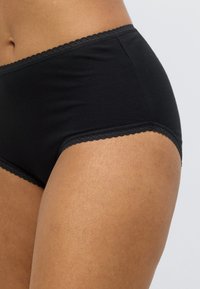 Μαύρο βαμβακερό hipster εσώρουχο με δαντελένιο τελείωμα κατά μήκος της μέσης και των ανοίγματος των ποδιών, με λεία υφή και εφαρμοστή σιλουέτα.
