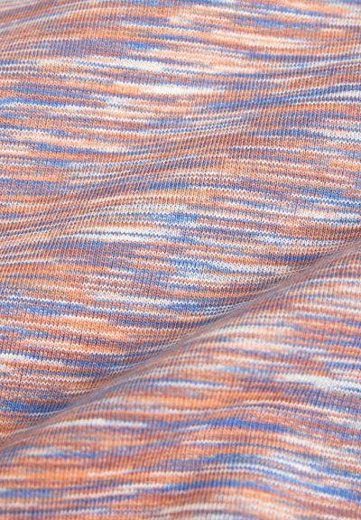 Tejido de punto que muestra una mezcla de franjas naranjas, azules y blancas. Superficie texturada con un delicado acanalado, creando una suave experiencia táctil.