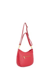 Sac à épaule en cuir rouge texturé, avec une forme courbée et une poche zippée dorée sur le devant. Sangle ajustable pour plus de commodité.