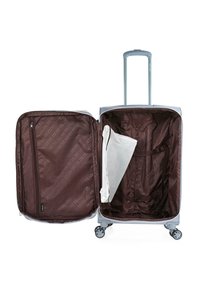 Maleta rígida de color azul claro con un asa telescópica y cuatro ruedas giratorias. El interior cuenta con un forro de tela marrón y un bolsillo de malla.