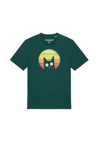 Dunkelgrünes T-Shirt mit kurzen Ärmeln, das ein grafisches Design einer schwarzen Katze mit großen Augen vor einem kreisförmigen Sonnenuntergangs-Verlaufshintergrund zeigt.