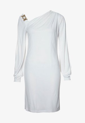 Vit klänning med en långärm, draperad design och guldfärgad detalj vid axeln. Slät tyg och knälång silhuett.