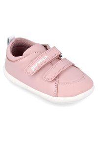 Zapatilla rosa clara hecha de cuero con acentos de textil, que cuenta con dobles tiras de Velcro y una suela de goma texturizada blanca. Detalle de logo sencillo.