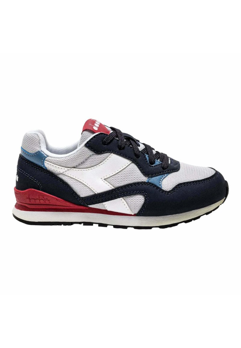 Sneaker in camoscio blu e rete con dettagli bianchi e rossi, punta tonda, chiusura con lacci e suola in gomma testurizzata. Design atletico classico.