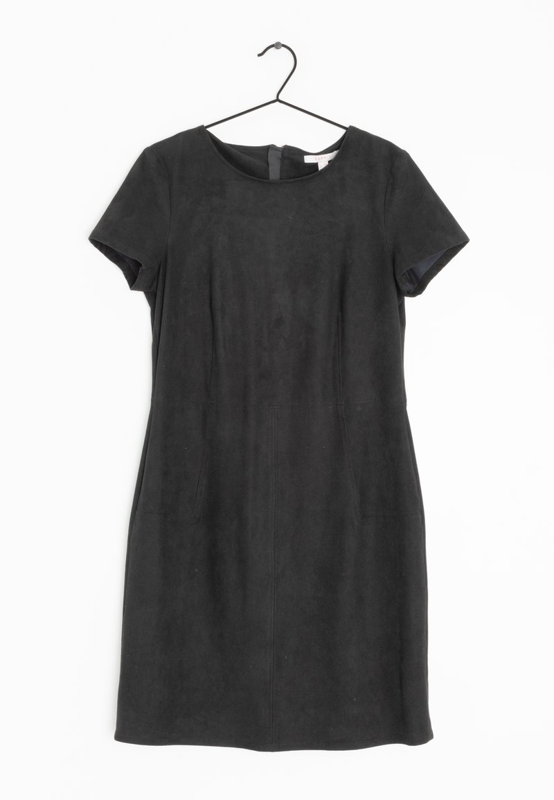 Robe noire courte à manches courtes, longueur genou, avec un col rond, suspendue sur un cintre noir devant un fond blanc.