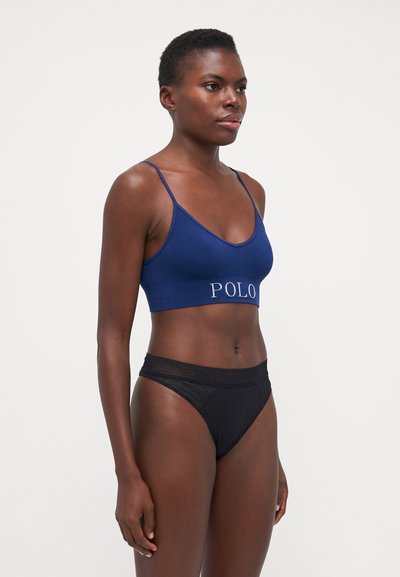 Bordo plavi bralette s podesivim naramenicama i izvezenim logom "POLO"; upareno s crnim tanga gaćicama s čipkastim rubom.