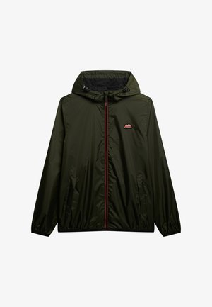 Zielona, lekka kurtka z kapturem, zamykana na zamek błyskawiczny z przodu, z elastycznymi mankietami. Posiada małe logo i czerwony akcent wzdłuż zamka.