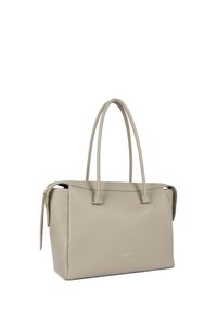 Sac à main en cuir gris avec deux poignées supérieures, fermeture éclair et détail de logo subtil. Forme rectangulaire avec une finition texturée.