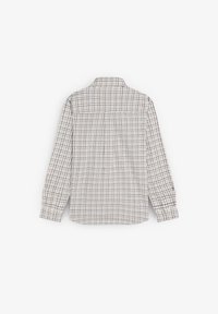 Camisa de manga larga con un patrón de cuadros en blanco, azul y rojo. Presenta un collar abotonado y una pala en la parte posterior, con puños abotonados.