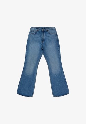 Hellblaue Denim-Jeans mit weitem Bein und mittelhohem Bund, fünf Taschen-Design und ausgewaschenen Stellen an der Vorderseite, die einen lässigen Look unterstreichen.