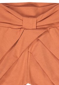 Roestkleurige stof met een textuurafwerking. Beschikt over een gedraaide knoopdetail in de taille en een geplooid ontwerp, dat een gelaagd effect creëert.