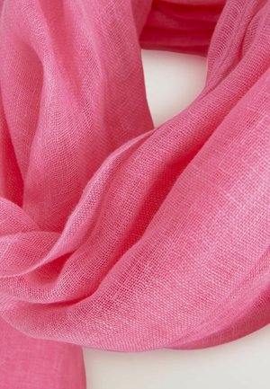 Lyserød linned tørklæde med en blød, tekstureret vævning, der viser bløde folder og et let design, velegnet til lagdeling eller drapering.