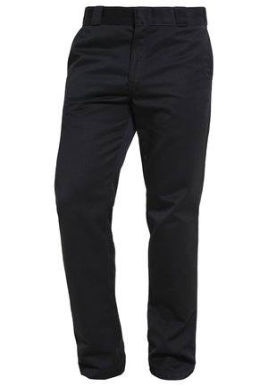 Schwarze, gerade geschnittene Hosen aus einem glatten Stoff mit Gürtelschlaufen und Fronttaschen, mit einer klaren und eleganten Silhouette.