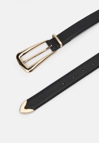 Cinturón de cuero negro con una hebilla rectangular dorada, con un acabado suave y punta puntiaguda, que muestra varios agujeros de ajuste.