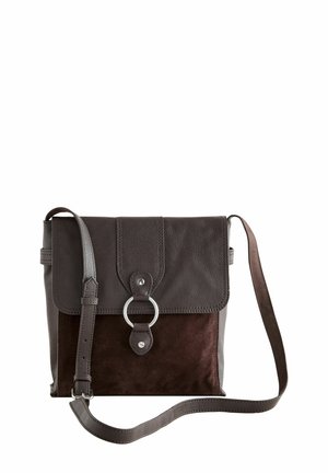 Kreuzbody-Tasche aus Leder und Wildleder in Dunkelbraun mit strukturiertem Finish, ausgestattet mit einem vorderen Klappenverschluss und einem Metall-Akzentenring. Verstellbarer Träger inklusive.