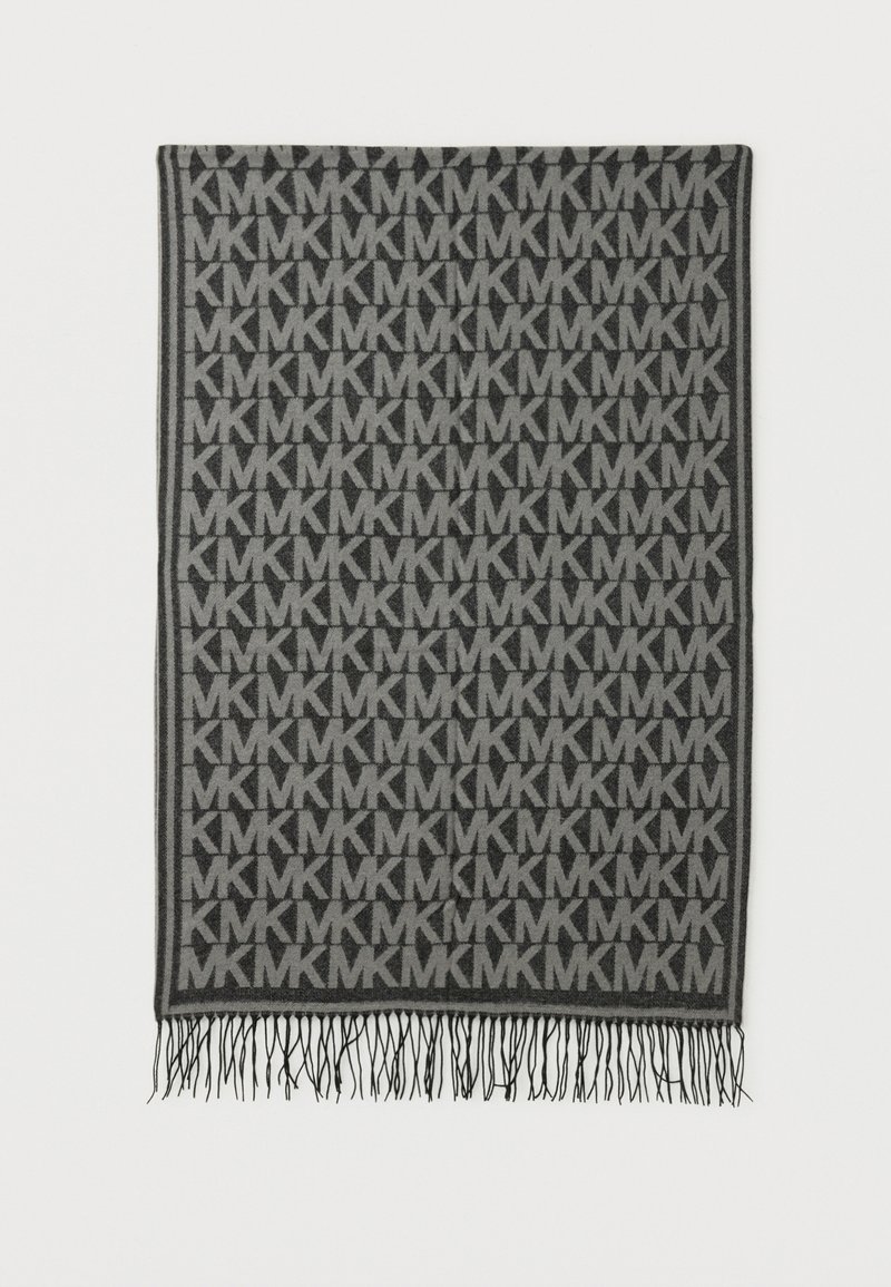 Szürke szövött sál, ismétlődő "MK" mintázattal. Bojtos szegéllyel készült, texturált szövetmintát mutatva.
