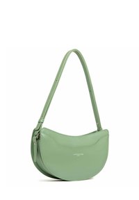 Borsa a spalla in pelle verde con forma curvata, texture liscia e una sola tracolla. Presenta cuciture sottili e un logo sul davanti.