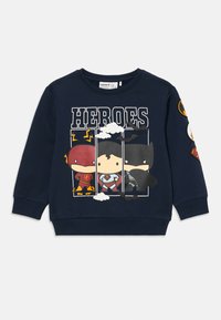 Námornícky modrý svetre s kreslenými superhrdinami: Flash, Superman a Batman. Okrúhly výstrih, rebrované manžety a prvky dizajnu oblakov.