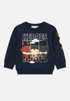Marineblauwe sweatshirt met cartoon-superhelden: The Flash, Superman en Batman. Ronde hals, ribgebreide manchetten en wolkenontwerpen.
