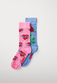 Deux paires de chaussettes colorées : une rose avec un cœur rouge et le texte "MOM", et une bleue avec une rose et le mot "HAPPY". Matière en coton.